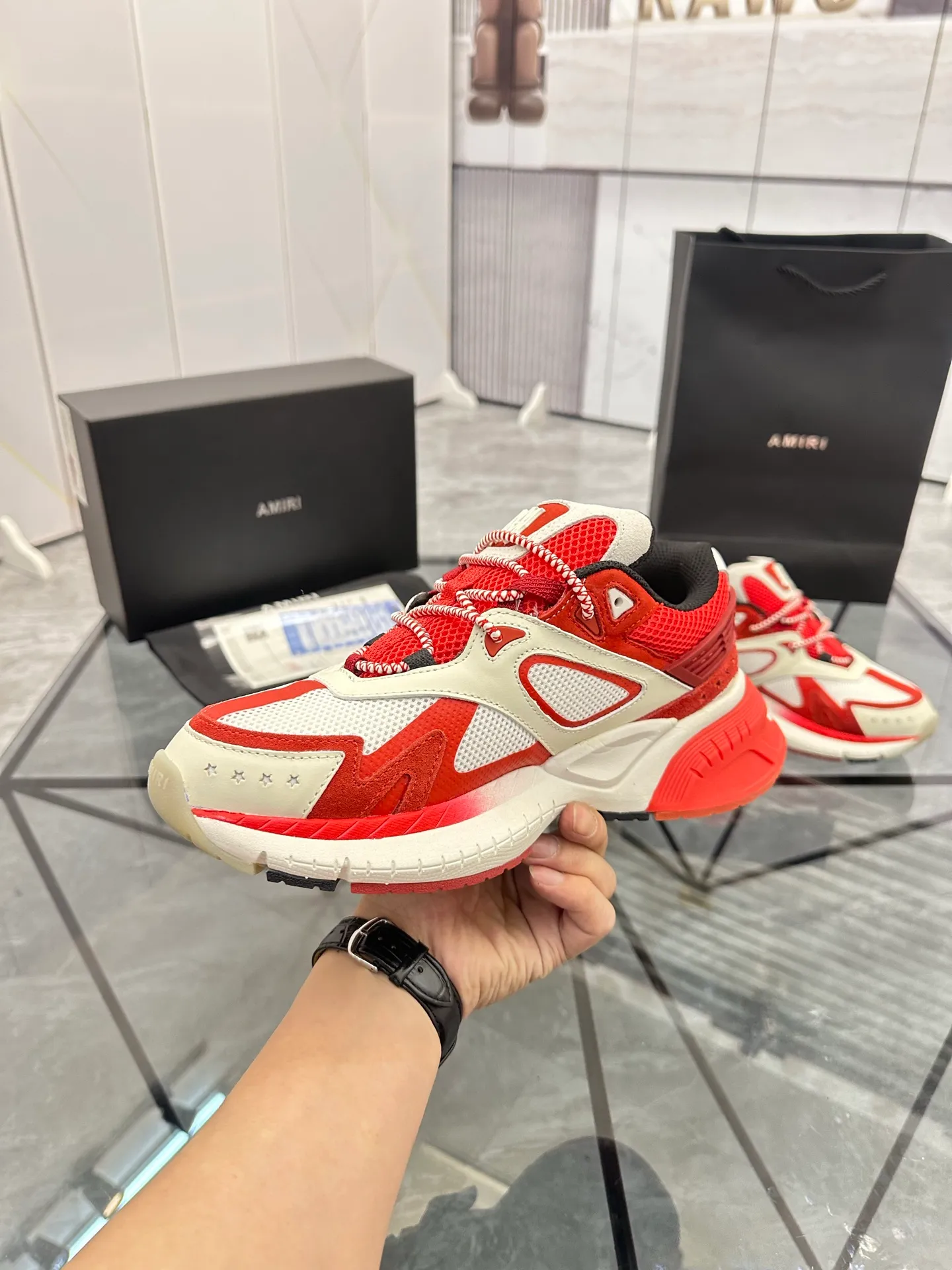 Men's shoes: 💰P720¥ Guangzhou top quality Product trademark: AMIRI* "Amir*" low-top casual shoes Regular size: 39-44 (can be customized to 45) Product materials: upper imported first-layer cowhide stitching original material, breathable lining, original outsole. Number: 525